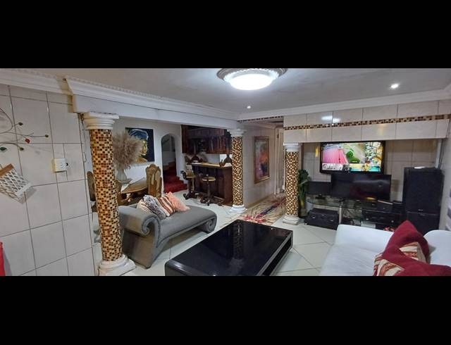 4 BEDROOM HOUSE FOR SALE IN PALM SPRINGS